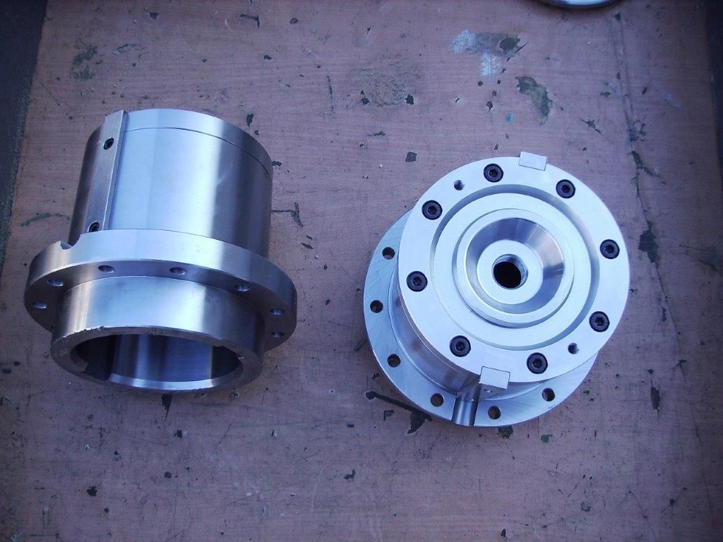 ein paar Metallteile auf einem Tisch