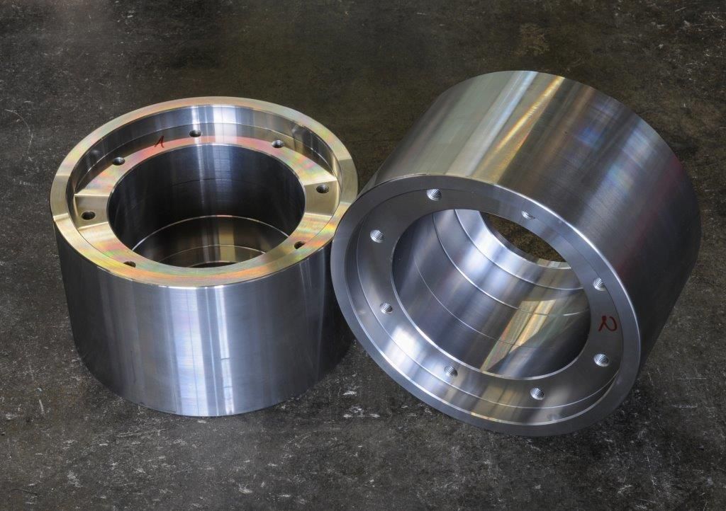 zwei Metallringe liegen nebeneinander auf einem Tisch