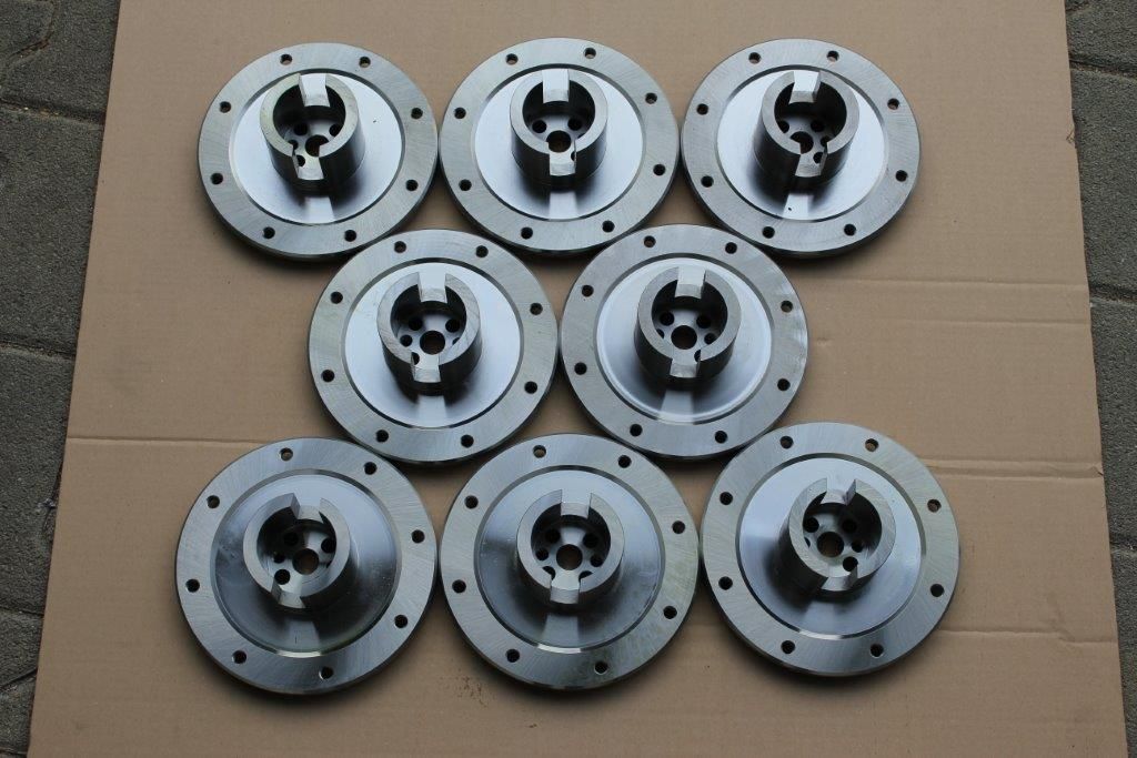 eine Gruppe von Metallteilen , die auf einem Karton liegen