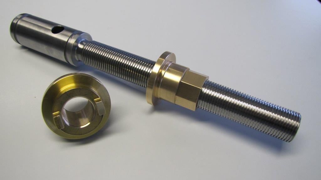 ein Metallstück mit einem Loch in der Mitte auf einem Tisch