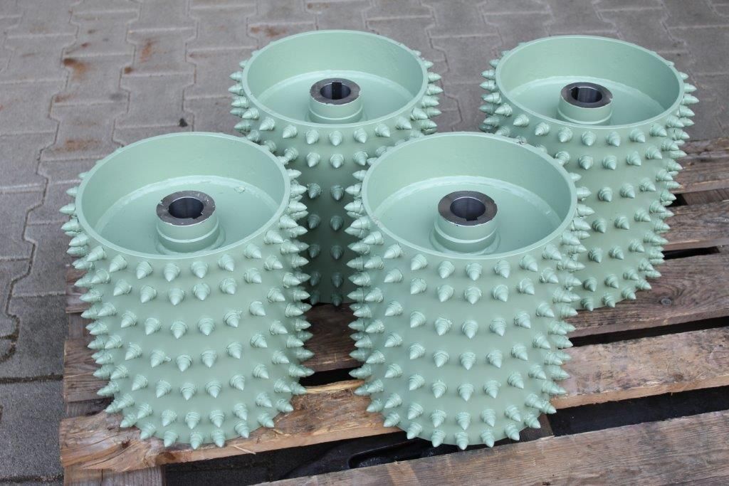 Eine Gruppe grüner Räder mit Spikes auf einer Holzpalette .