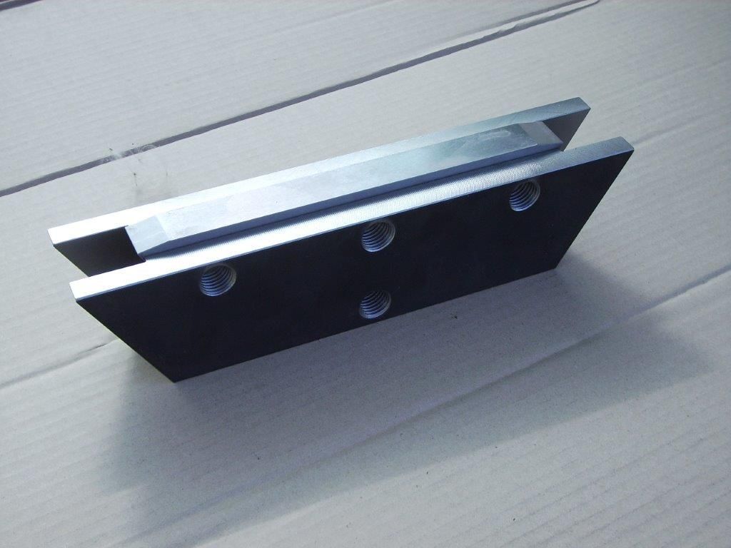 ein Stück Metall liegt auf einem weißen Tisch .