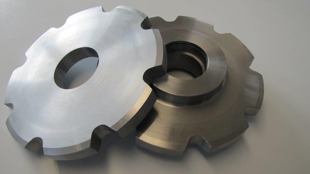 ein paar Metallteile liegen aufeinander auf einem Tisch