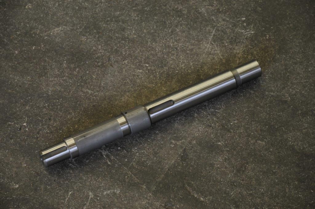 ein Metallstift liegt auf einem schwarzen Boden .