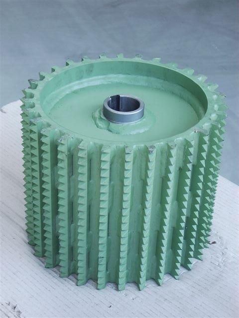 ein grünes Zahnrad auf einem weißen Tisch .