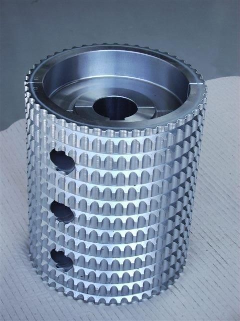 eine Metallrolle mit einem Loch in der Mitte auf einem Tisch