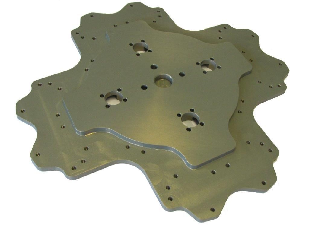 ein paar Metallplatten mit Löchern auf einem weißen Hintergrund