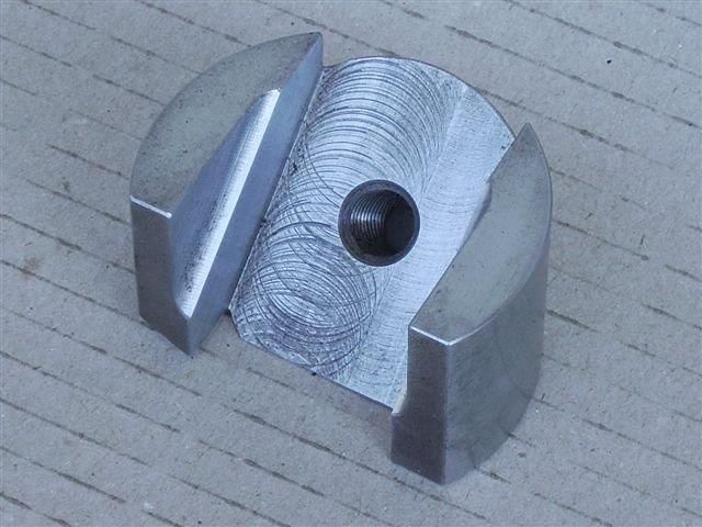 ein Metallstück mit einer Kugel in der Mitte auf einem Tisch .