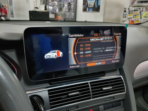 Interior del coche con una gran pantalla que muestra los controles de audio. 