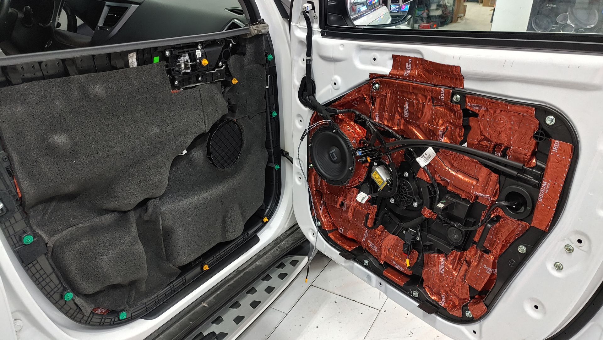 Se quitó el panel de la puerta del automóvil, dejando expuestos el altavoz, el cableado y el material de insonorización.