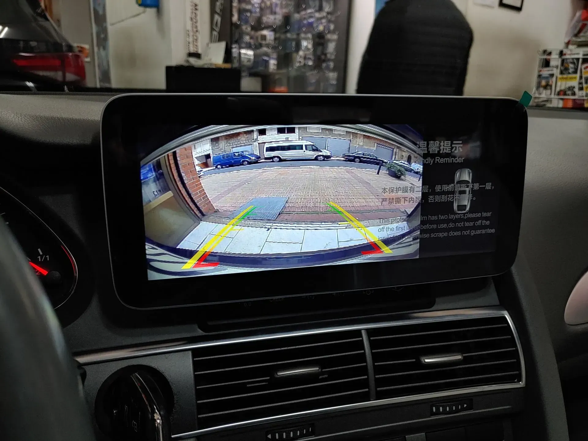 El tablero de un auto muestra una cámara de visión trasera.