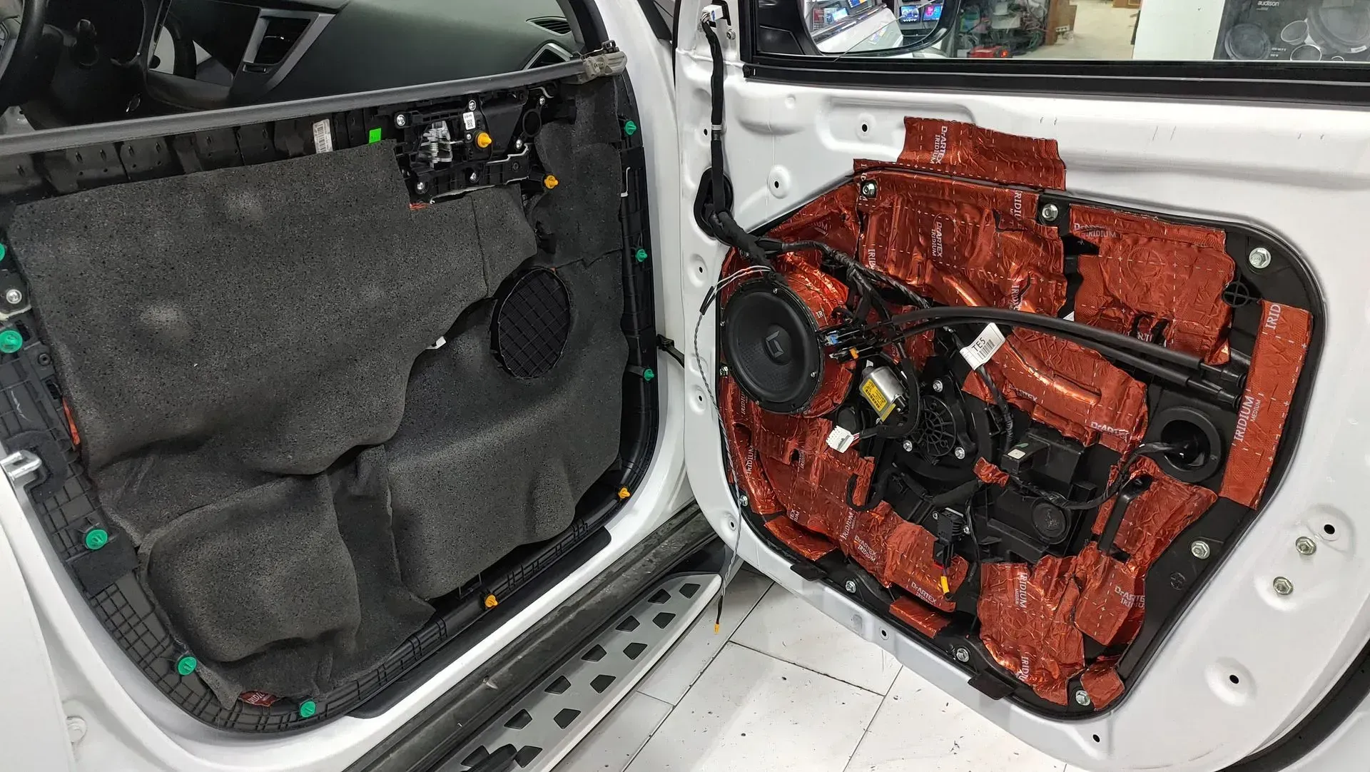 Interior de la puerta del automóvil desmontado.