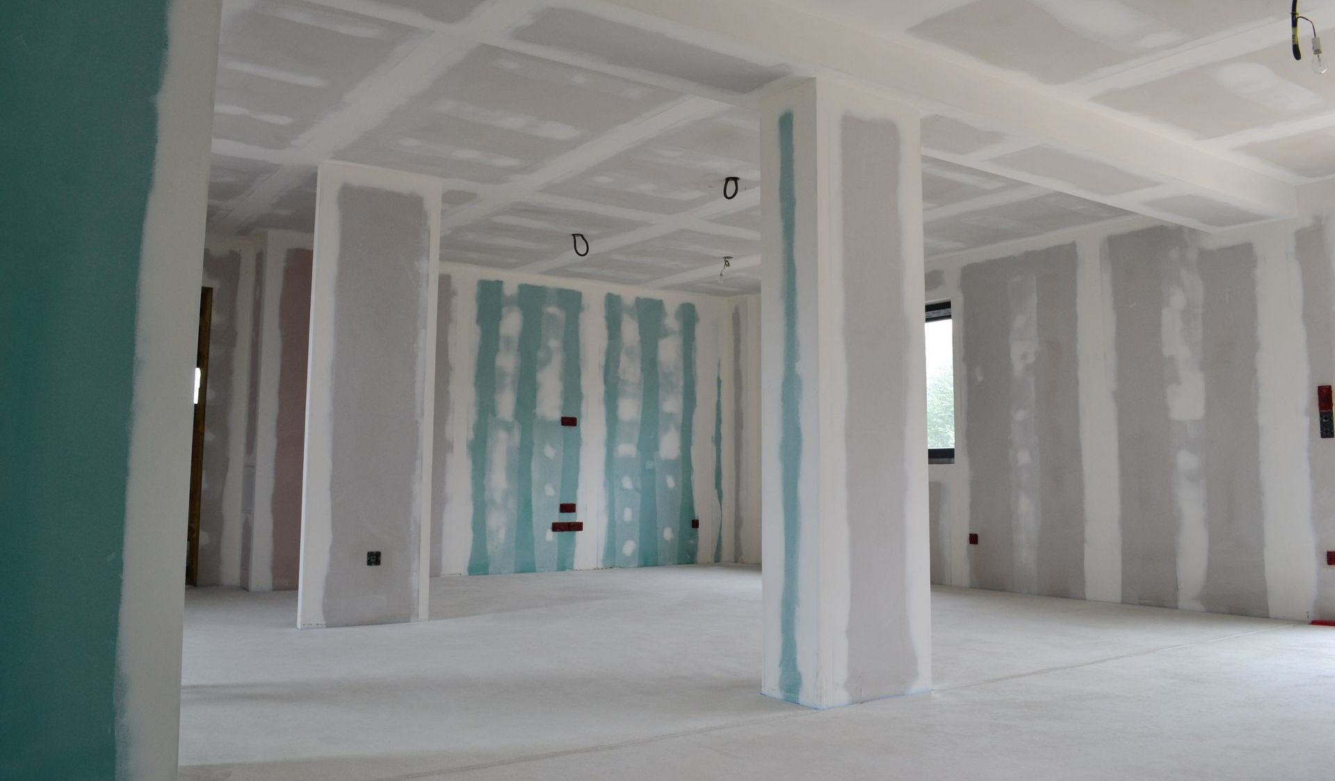 Des murs intérieurs verts et blancs.