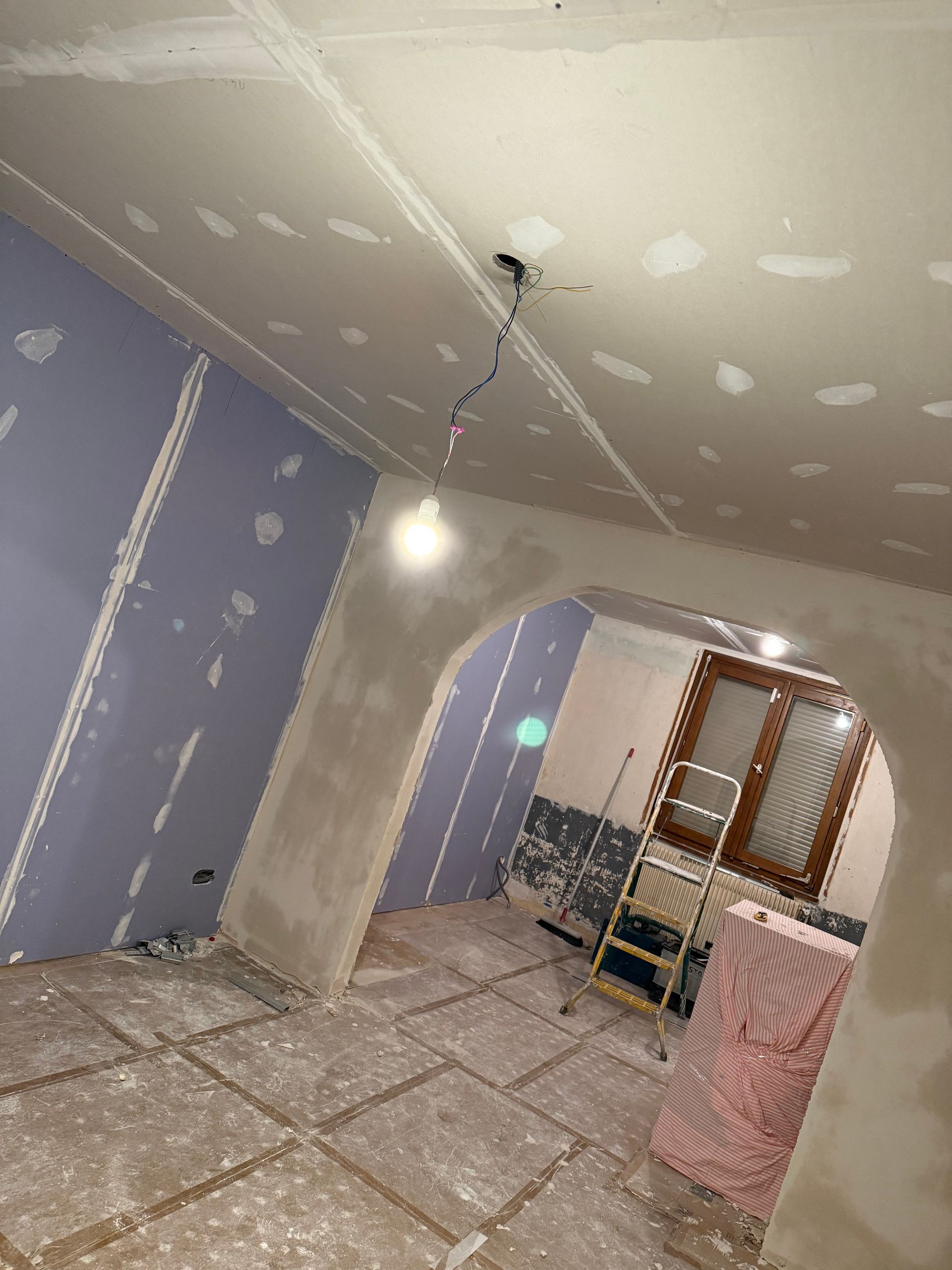 Une ampoule et une fenêtre.