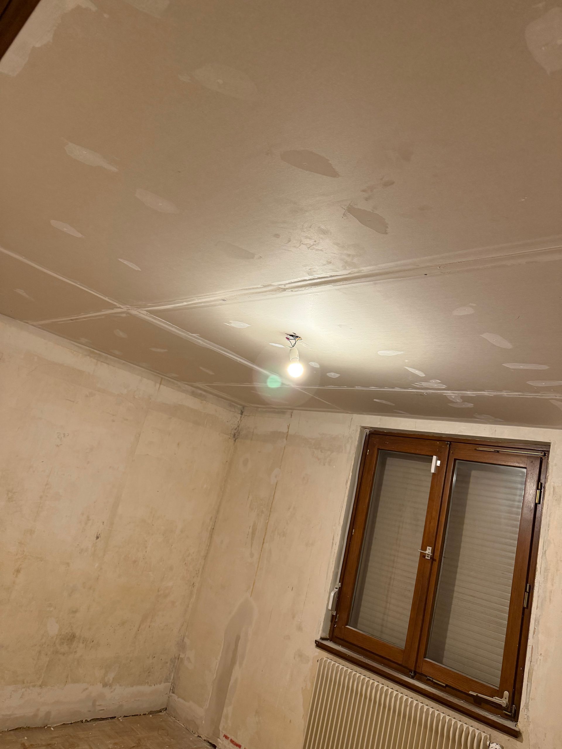 Une ampoule et une fenêtre.