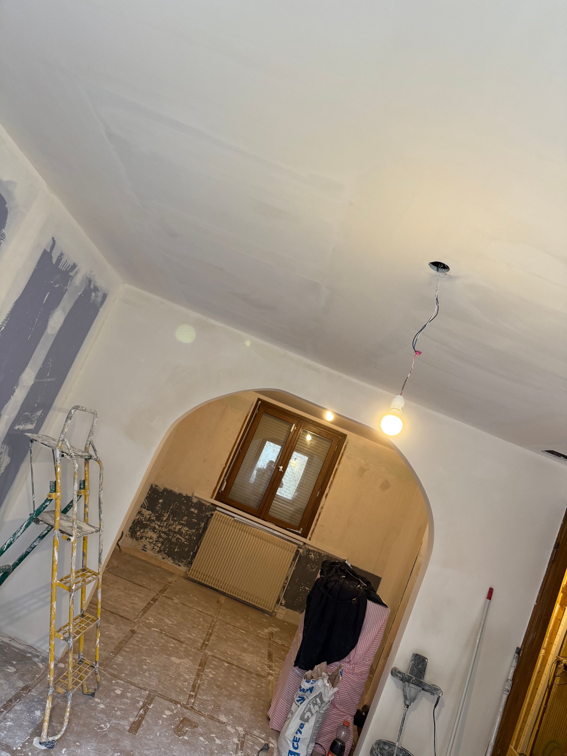 Une fenêtre en bois.