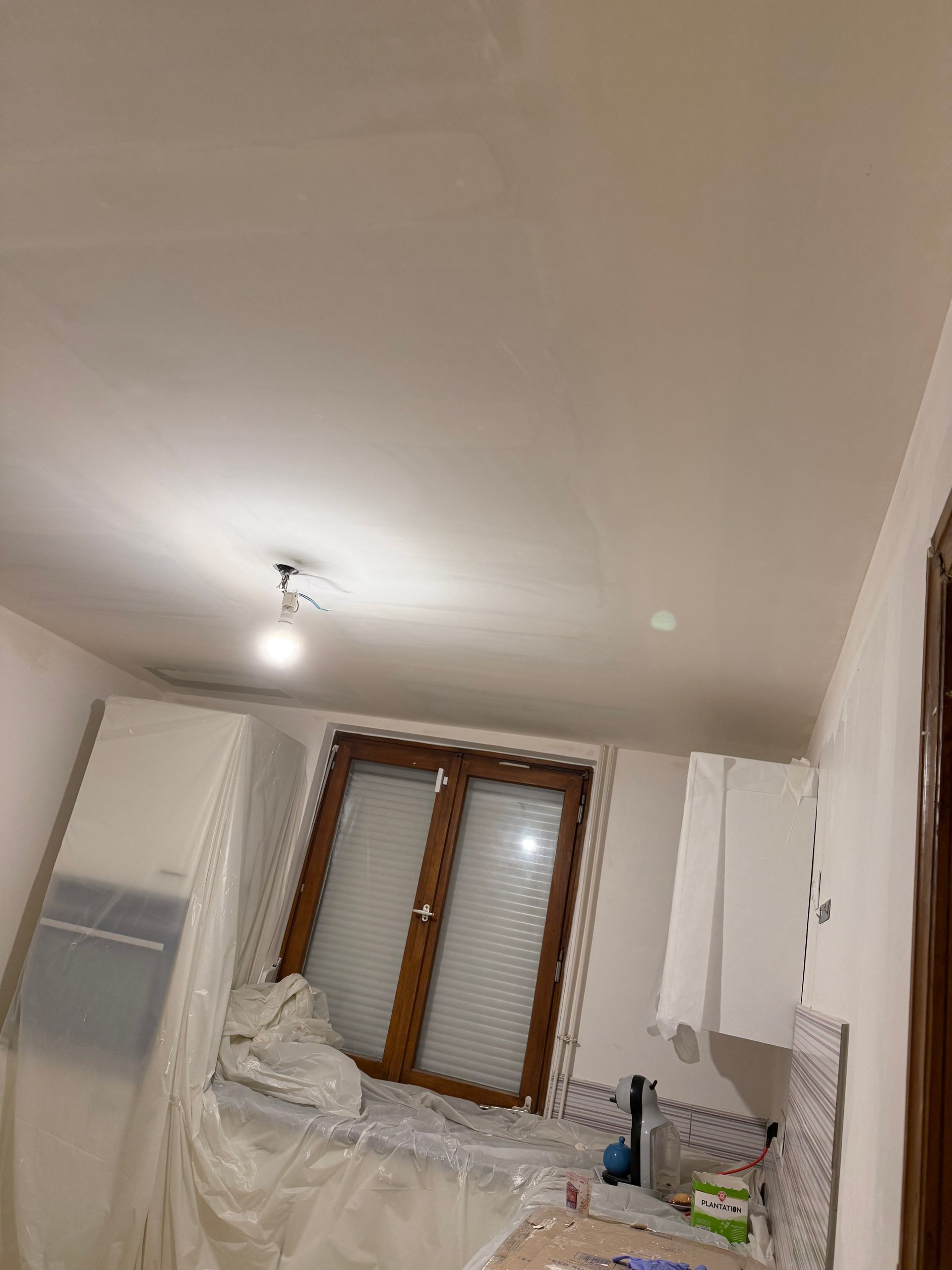 Une fenêtre en bois.