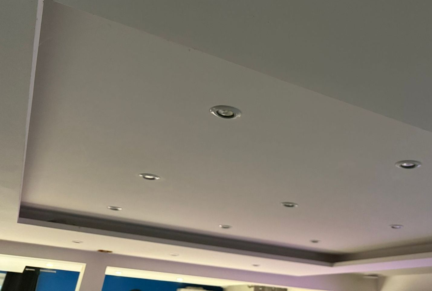 Des luminaires au plafond.