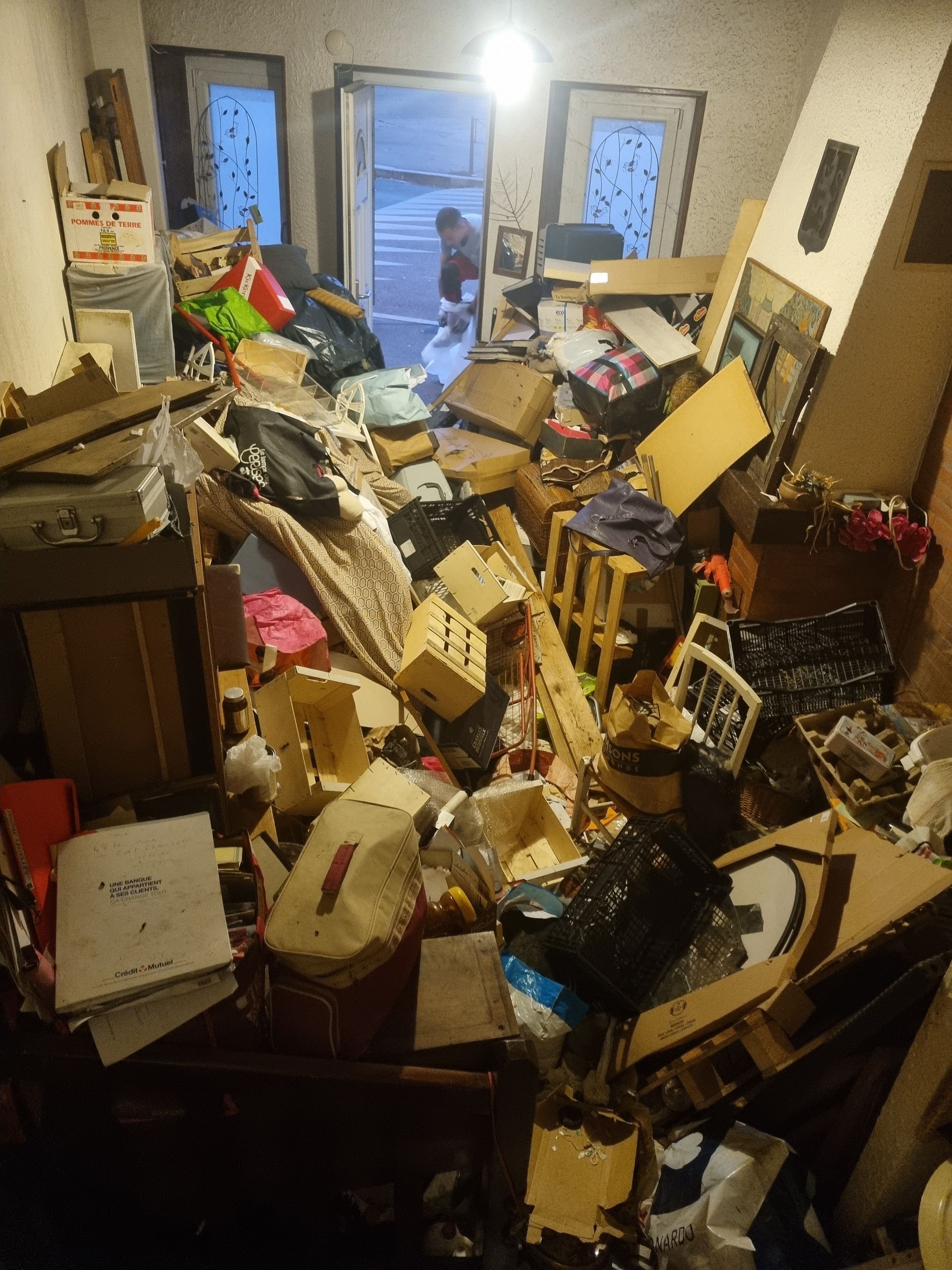 Un espace résidentiel encombré : avant nettoyage