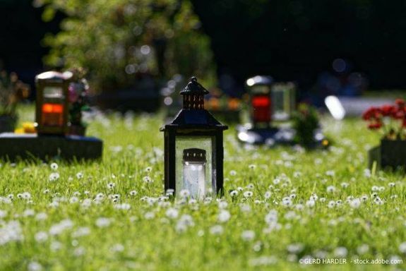 Laternen auf Gräbern