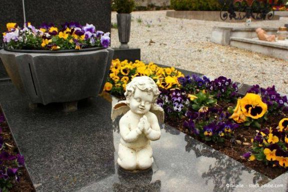 Engelsfigur auf einem Grab