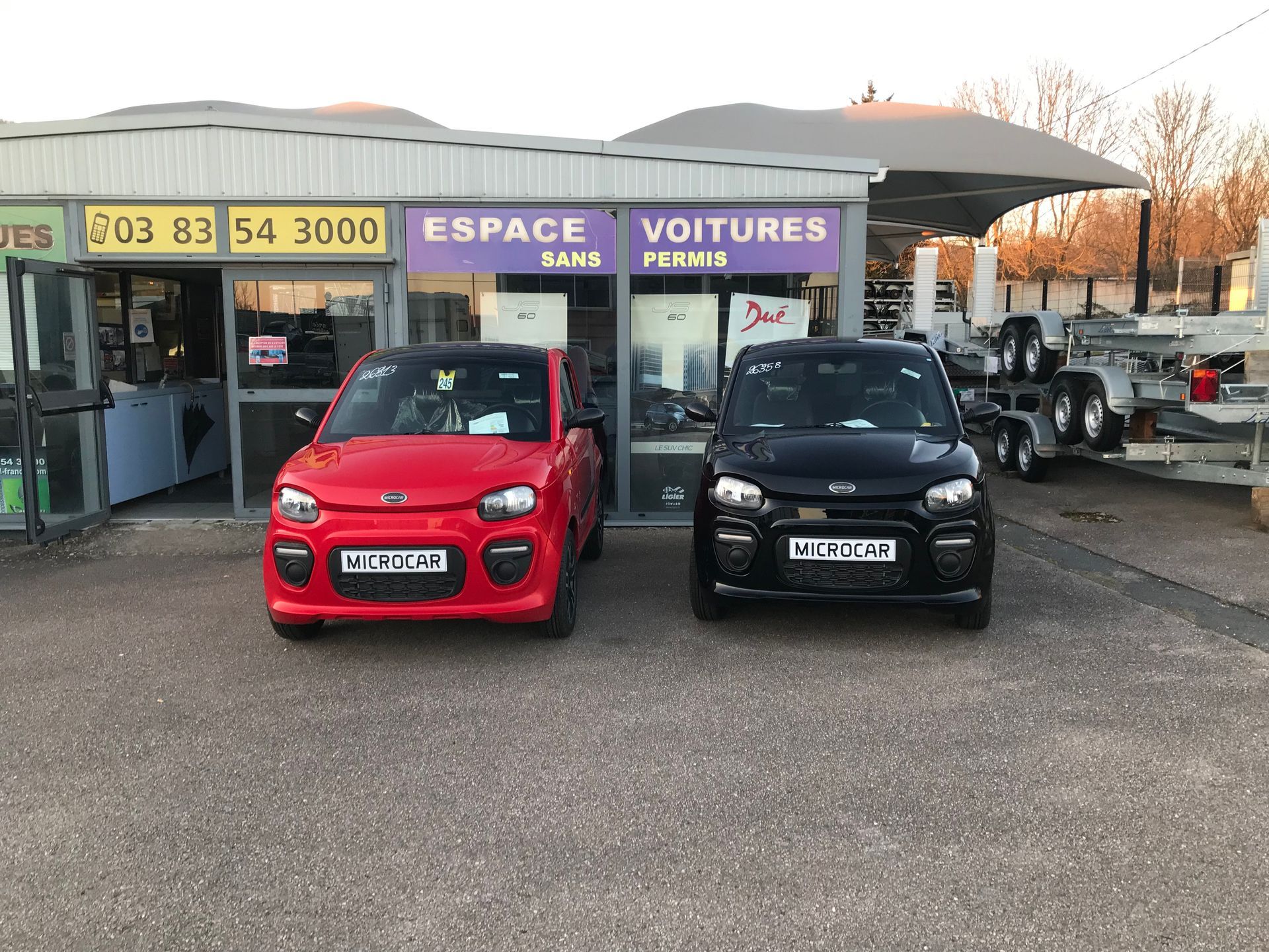 Une voiture Microcar rouge