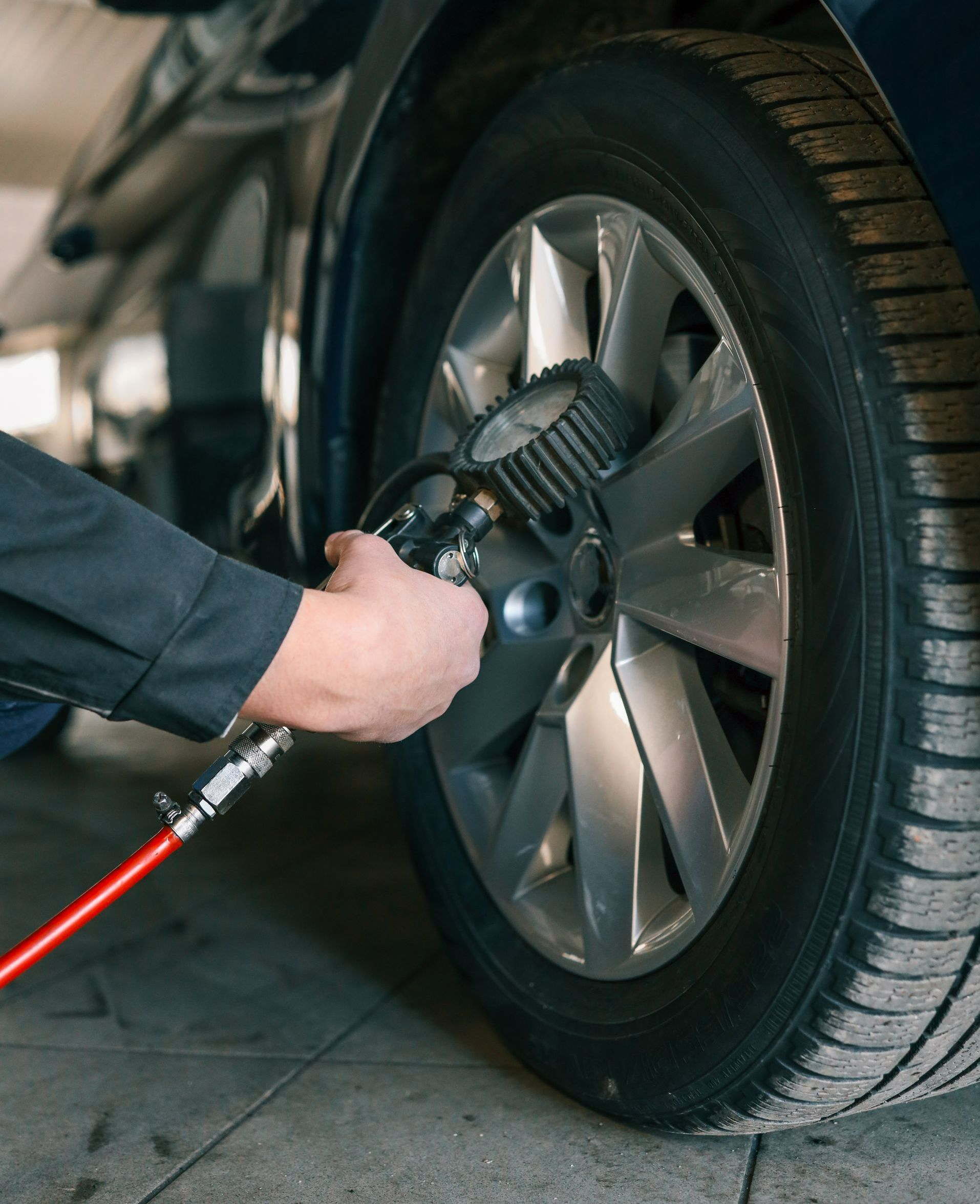 Une personne qui travaille sur un pneu