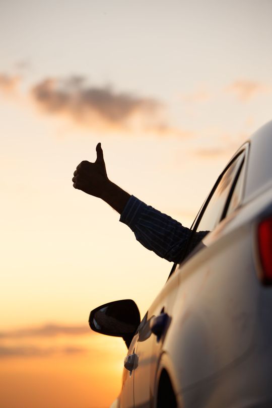 Une personne fait un pouce vers le haut