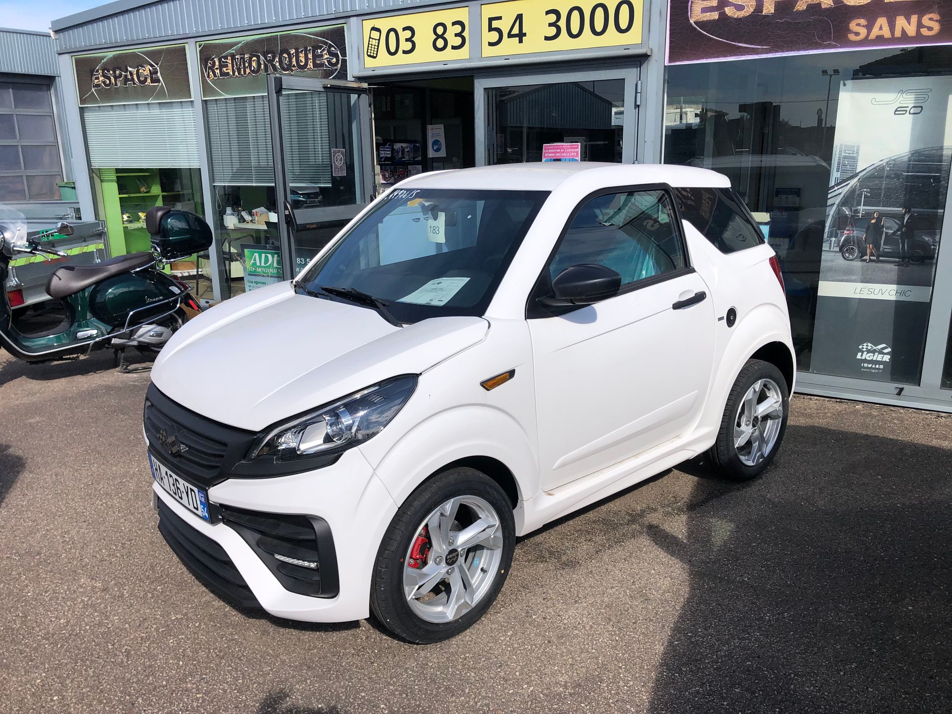 Une voiture sans permis blanche