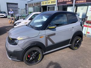 Une voiture sans permis grise vu de coté