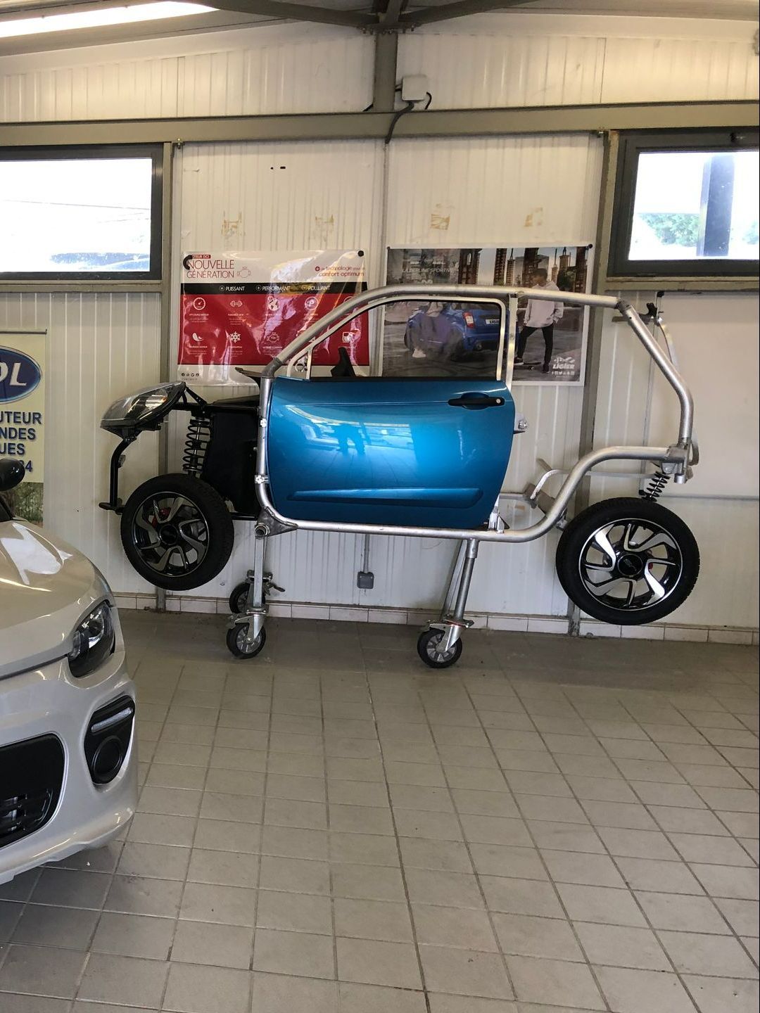 Une voiture sans carrosserie