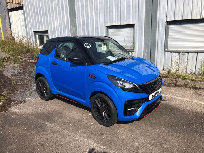 Une voiture sans permis Ligier bleu