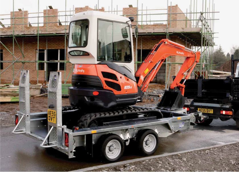 Un engin de chantier sur une remorque