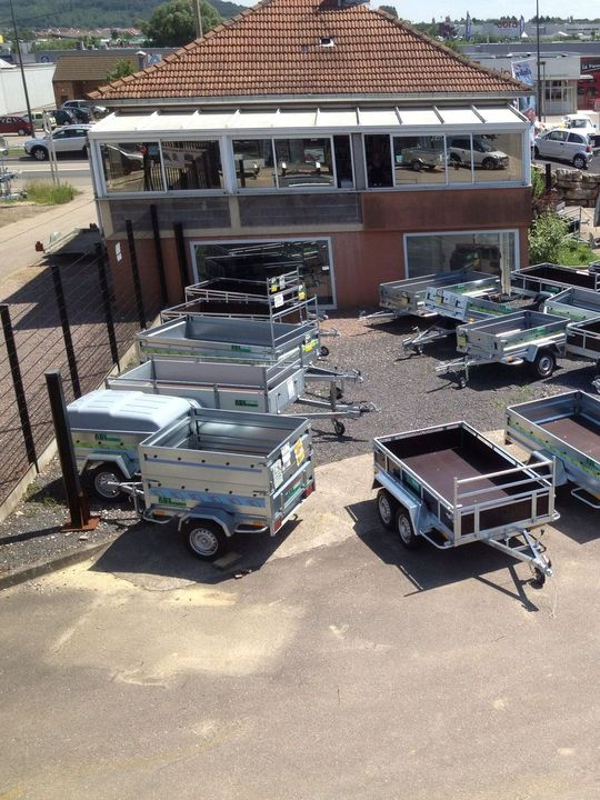 Plusieurs remorques en extérieur