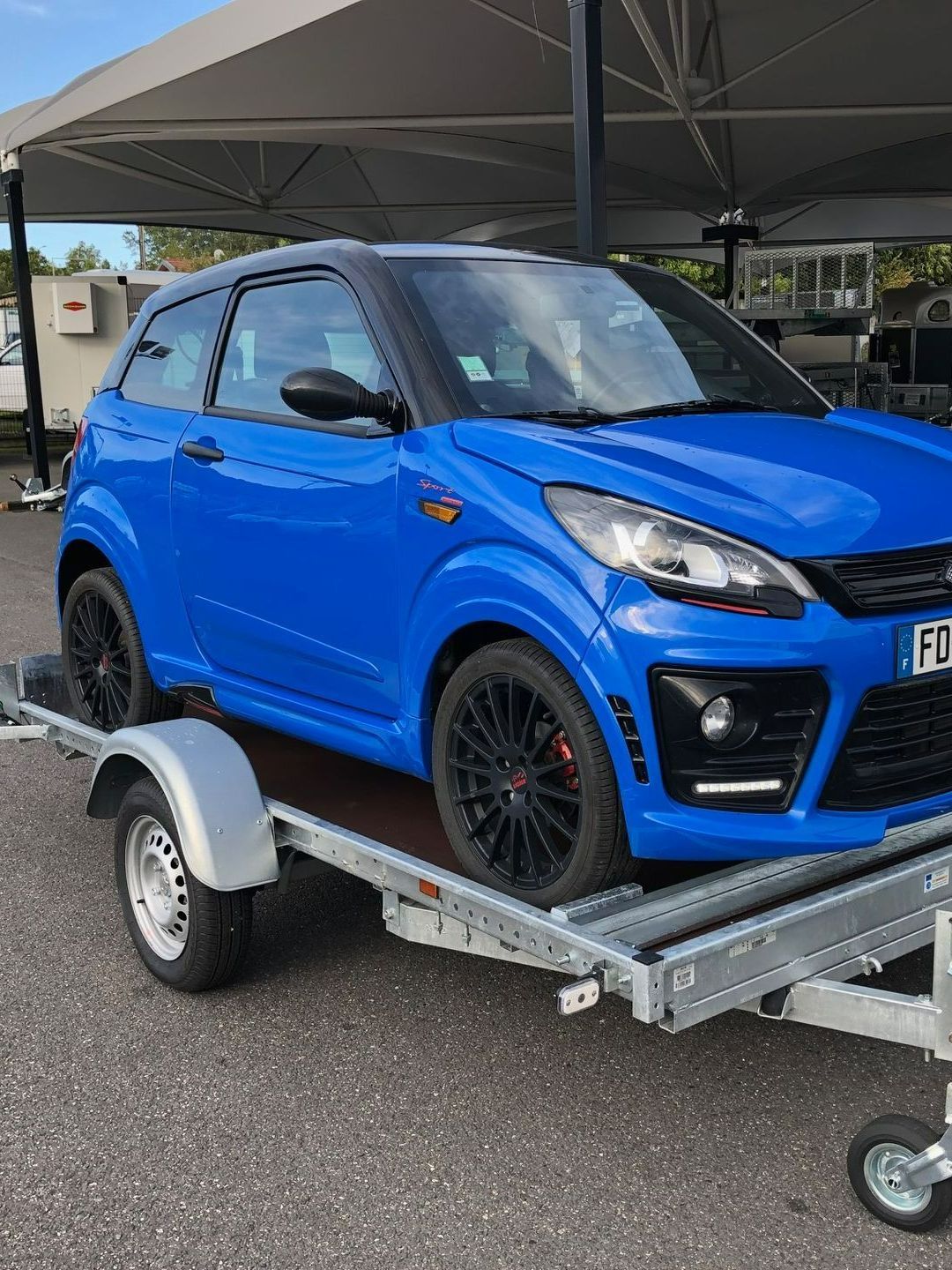 Une voiture sur une remorque