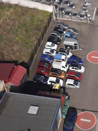 Vue d'un drone de plusieurs voitures