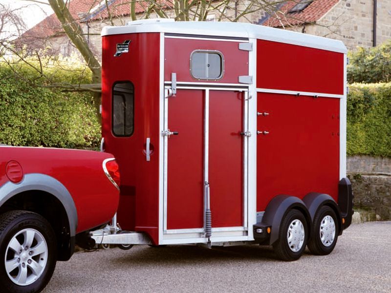 Un van rouge pour chevaux