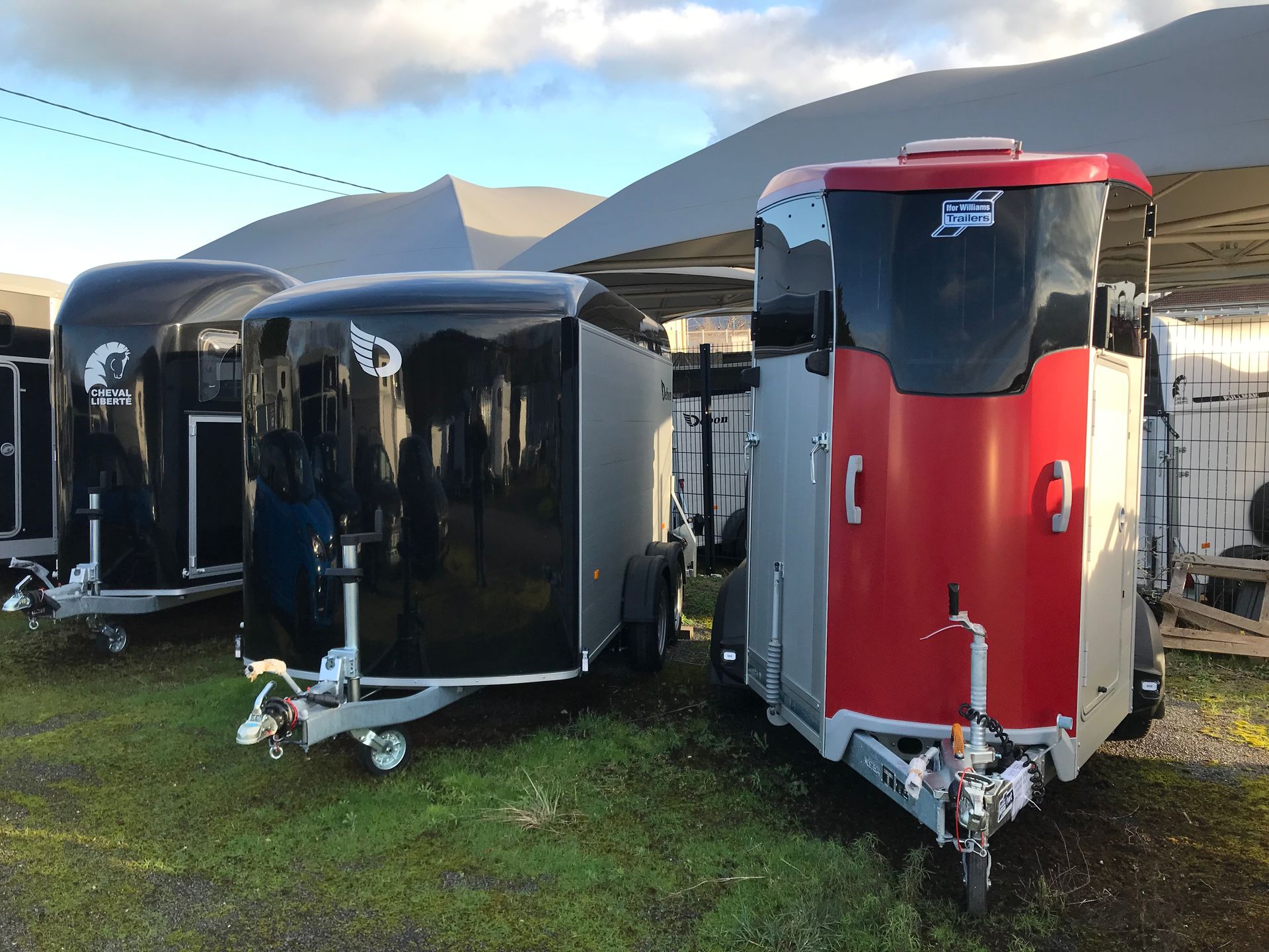 Trois vans pour chevaux