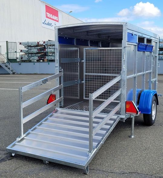 Un van avec une rampe