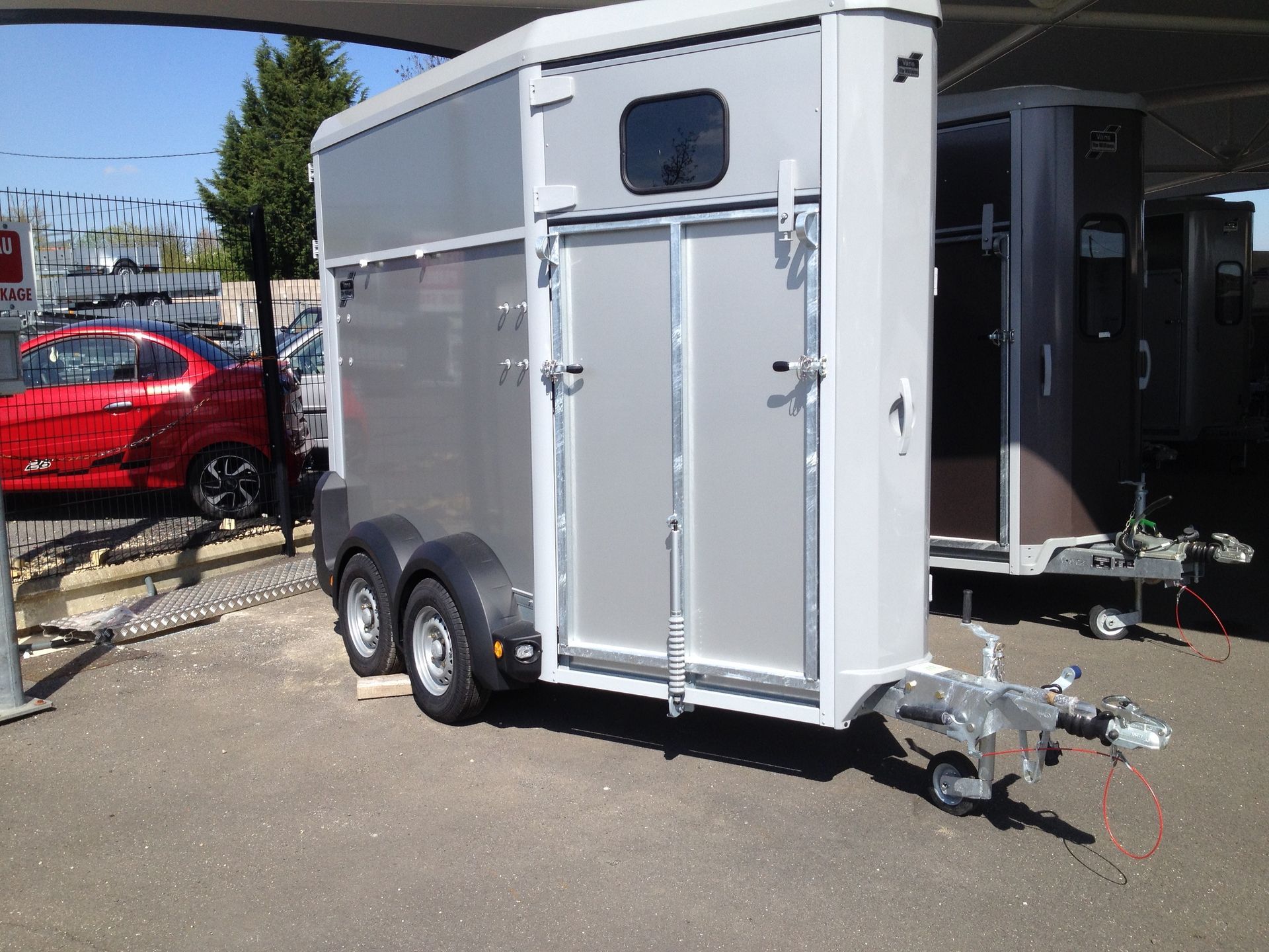 Un van de couleur grise