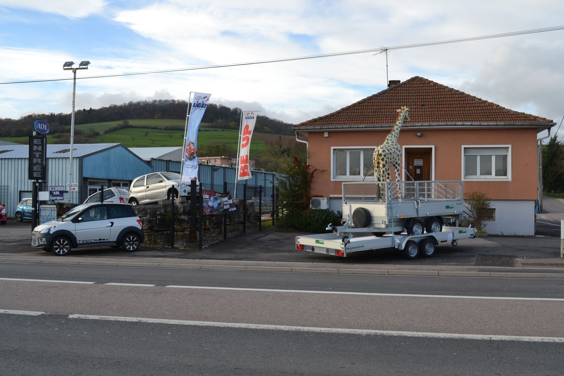 Une remorque et une voiture garées