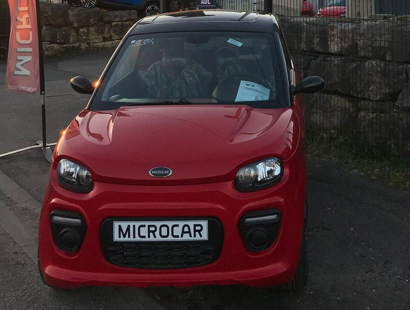 Une voiture Microcar rouge