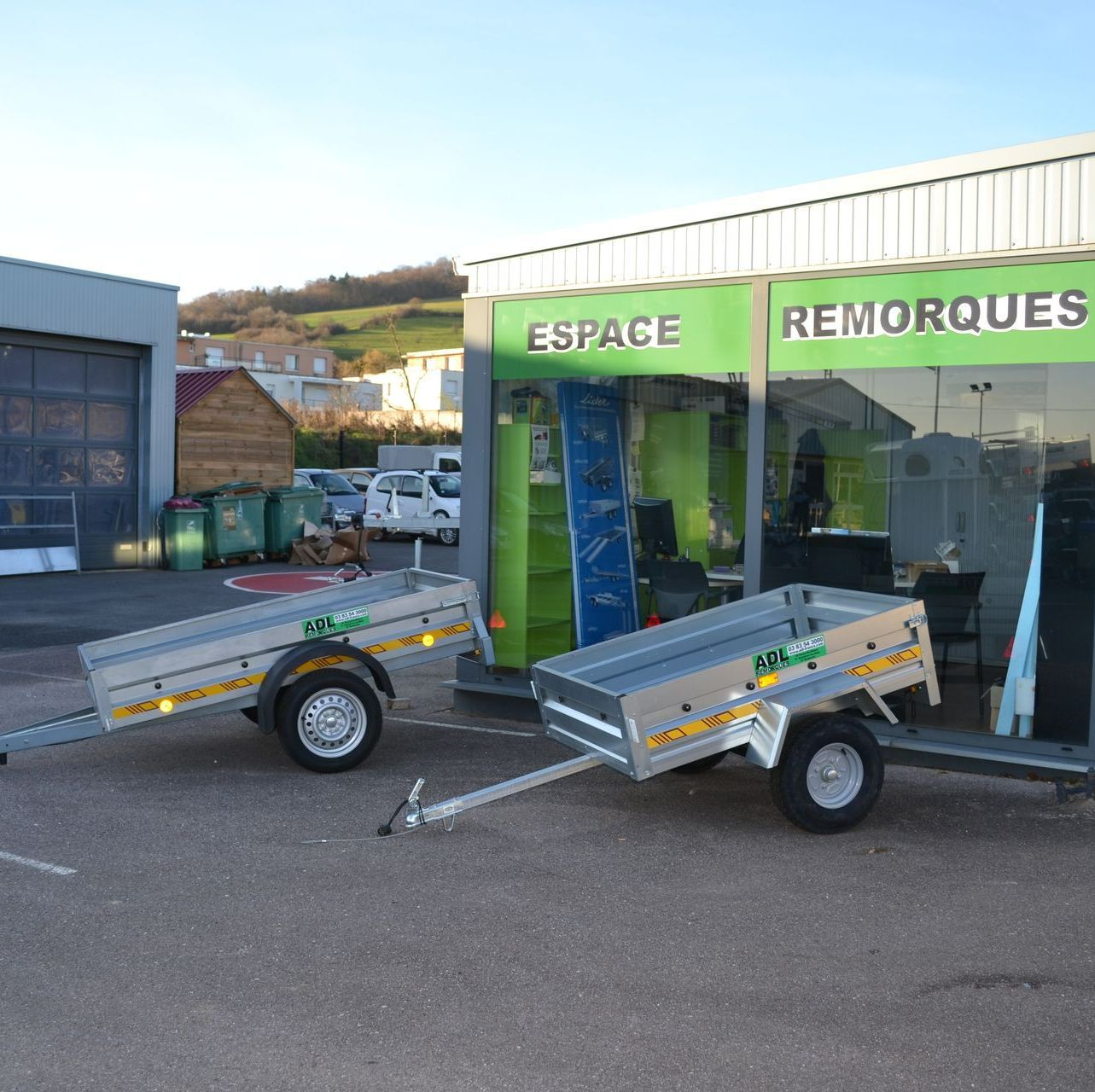 Deux remorques devant une vitrine