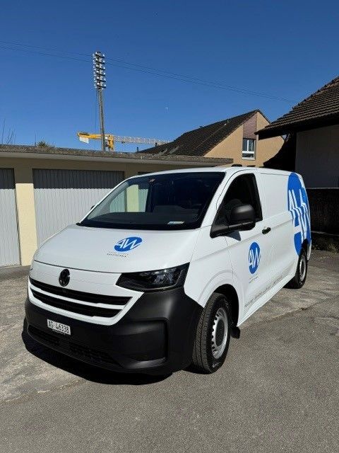 Weißer Lieferwagen mit blauem Logo, im Freien geparkt.