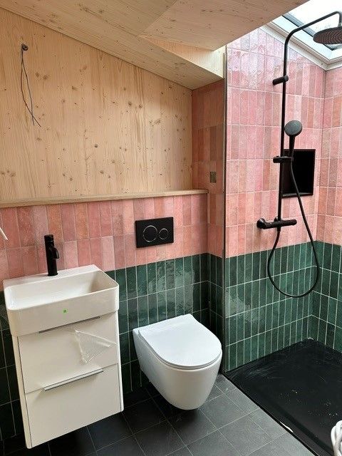 Hauswirtschaftsraum im Keller mit Sanitäranlagen, Rohren, einem großen Wassertank und Messgeräten.