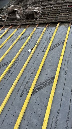 Pose d'un isolant sous la toiture