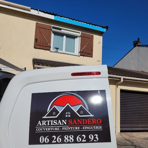 Travaux en cours de réalisation chez un particulier et focus sur un véhicule floqué au nom de l'entreprise