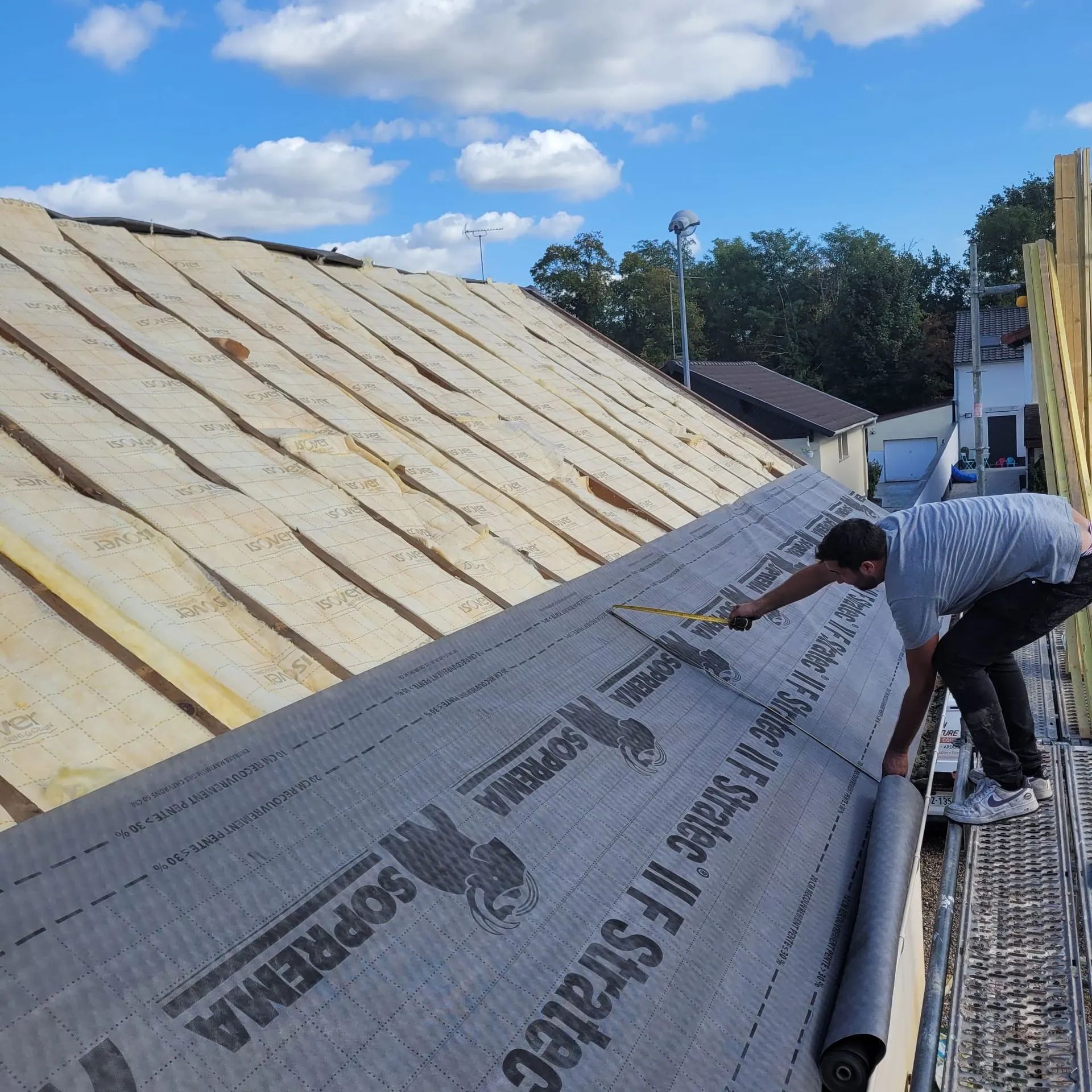 Pose d'un isolant et d'un imperméabilisant sur sous une couverture
