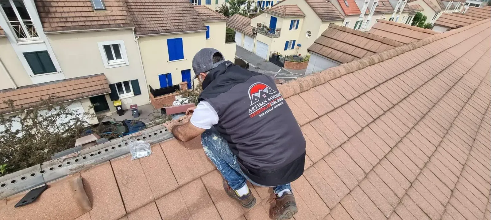 Pose de faîtage par un professionnel de l'entreprise