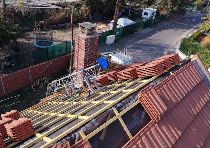 Pose de tuiles par les professionnels de l'entreprise